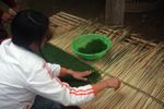 Preparing khai paen for drying